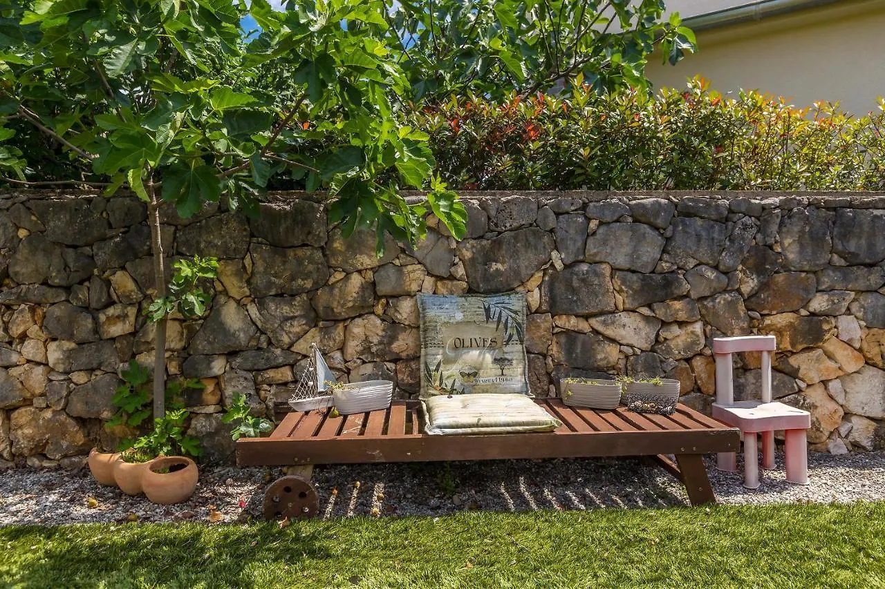 Holiday House Andrea With Pool Sveti Ivan Dobrinjski Croazia